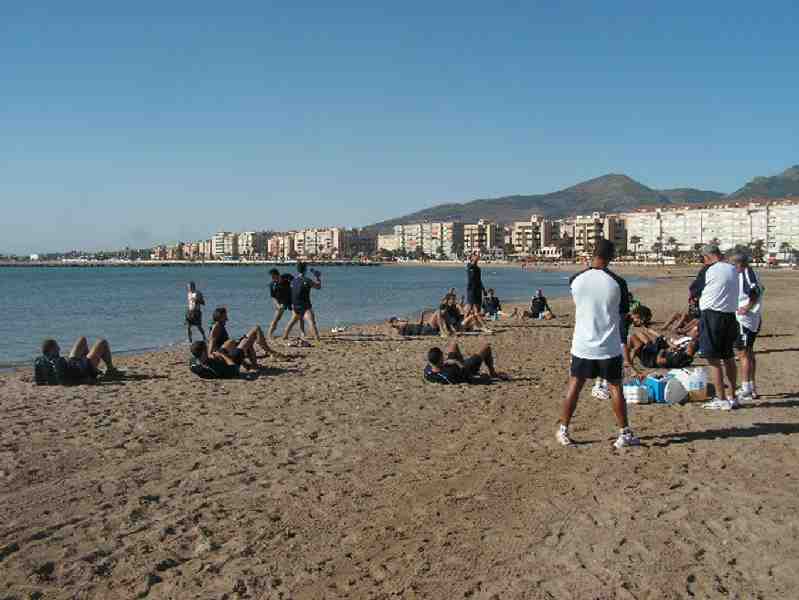 Con el imcomparable marco de nuestro Paseo Marítimo de fondo, los azulinos en plena faena