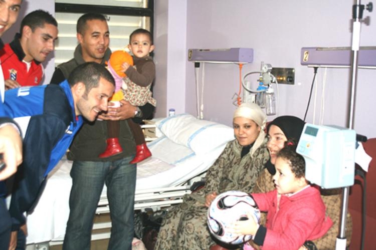 Fernando Currás entregando un balón a un pequeño paciente