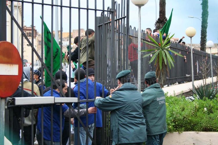 Más de 3.000 melillenses participan en una manifestación pro Palestina empañada por la actuación de un grupo de exaltados
