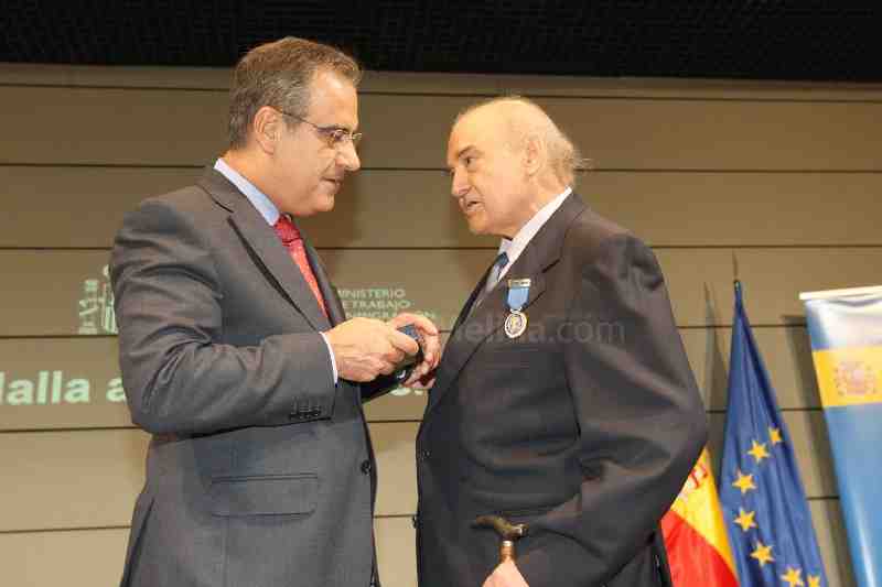 Antón (drch.) recibiendo la Medalla de Oro de manos de Corbacho