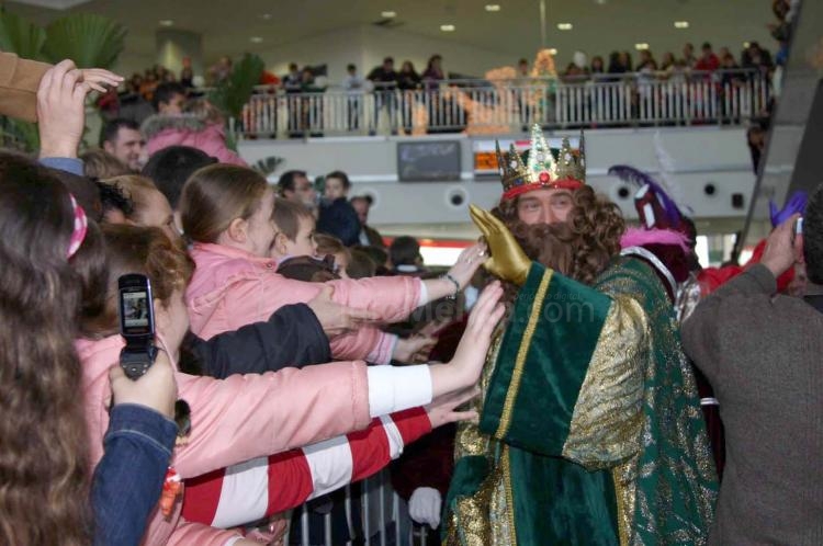 Los Reyes Magos reparten toneladas de ilusión y magia por las calles de Melilla