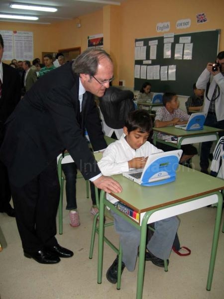 Gabilondo inaugura el Colegio 'Altos del Real' y destaca el trabajo de los docentes en un contexto social "rico" como Melilla