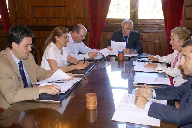Empresarios y comerciantes exponen a imbroda un estudio sobre las medidas de ayudas a la crisis