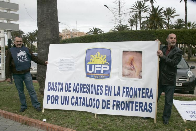 Una treintena de policías protestan por la situación en la frontera de Melilla