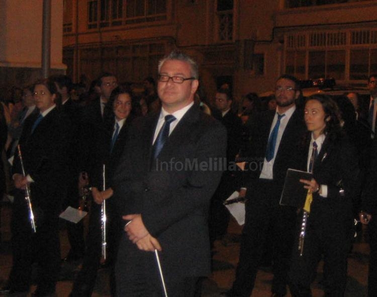 Vicente Mendoza dirige a la Banda de Música Ciudad de Melilla.