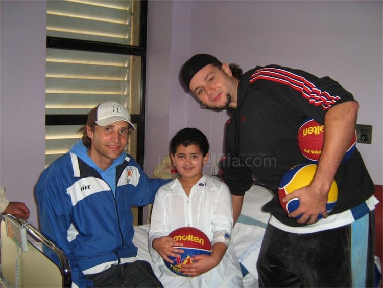 Ciorciari y Torres entregando un balón