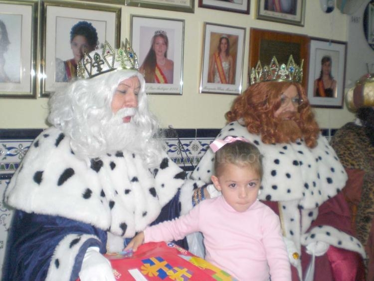 Los Reyes Magos también hicieron su parada en la Casa de Melilla en Almería