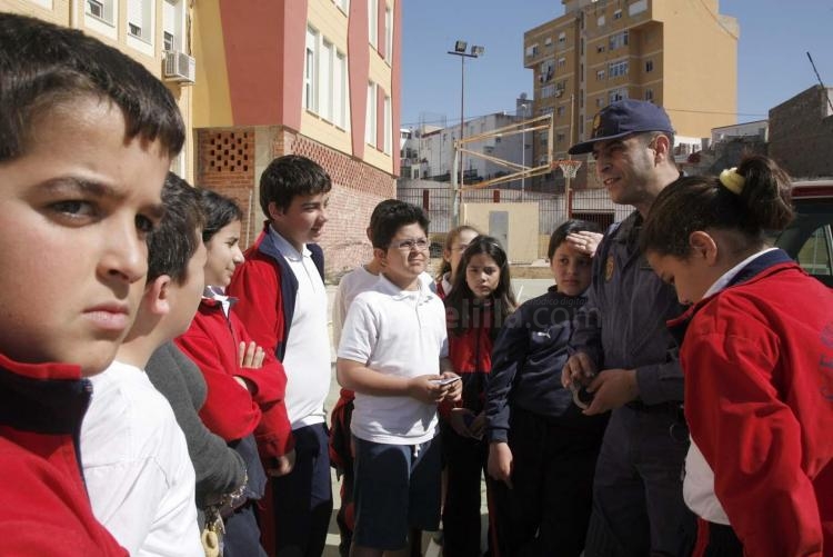 La Policía Nacional explica a los escolares los riesgos de internet y otros peligros