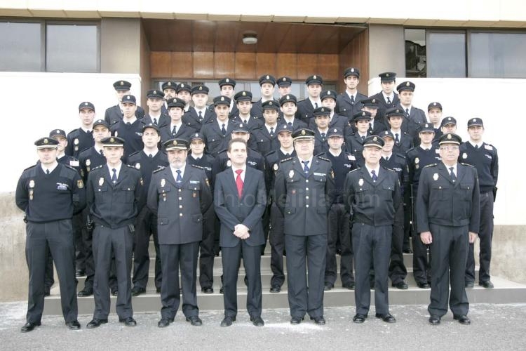 Escobar junto a los 25 nuevos alumnos policías