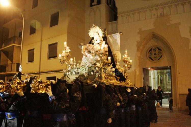 Cielos algo nubosos y temperaturas en descenso marcan la jornada en la que se conmemora la muerte de Jesucristo