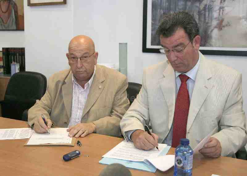 Julio Caro, responsable de la Cruz Roja en Melilla, y Antonio Miranda, consejero de Educación