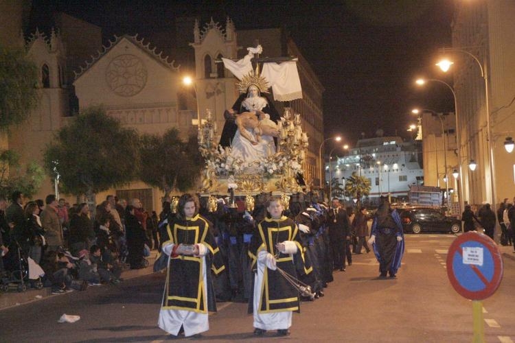 Luto, dolor y esperanza se mezclan en las calles de Melilla en el Viernes Santo
