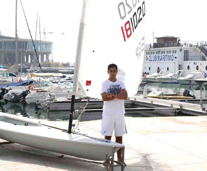 Nuestro regatista en la Marina Seca del RCM de Melilla