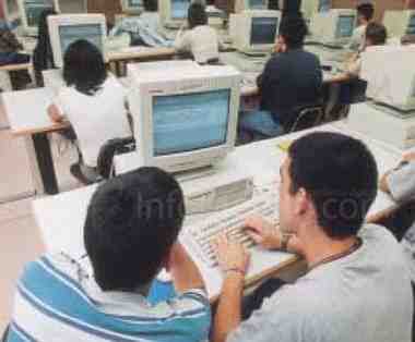Las aulas melillenses estrenan ultraportátiles para el alumnado y los docentes
