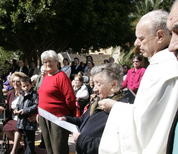 Don Ramón Buxarrais escucha la oración a la Virgen en la Gota de Leche.