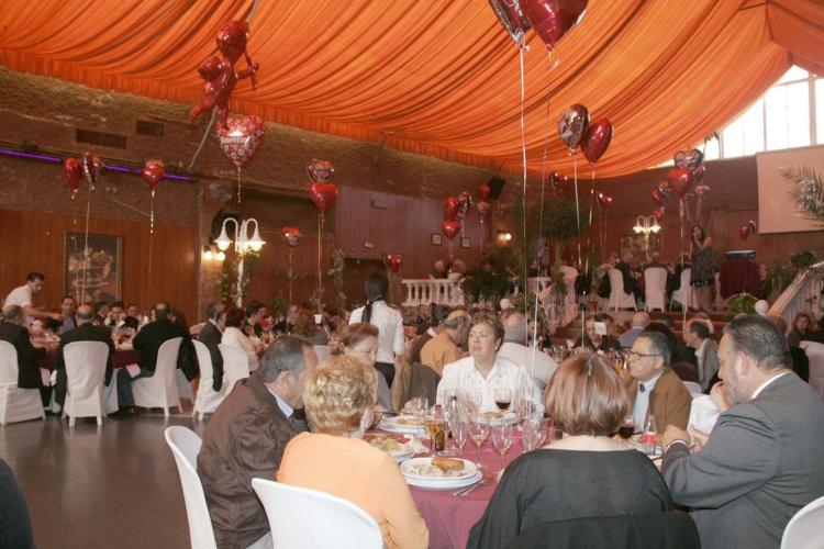 Alrededor de 700 mayores asisten a la comida con motivo del Día de los Enamorados organizada por la Ciudad Autónoma
