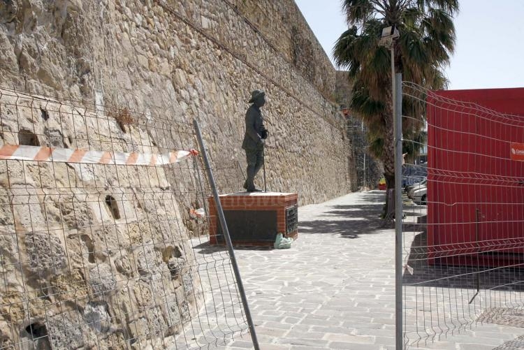 La efigie se encuentra actualmente a los pies de una zona en obras
