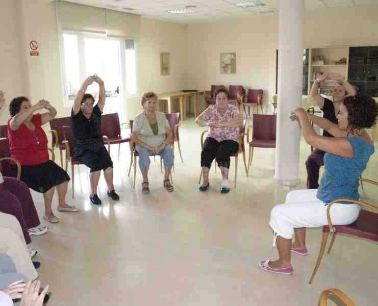 Los mayores del Imserso se acercan al mundo del yoga, la mente y la relajación en el Centro de Día
