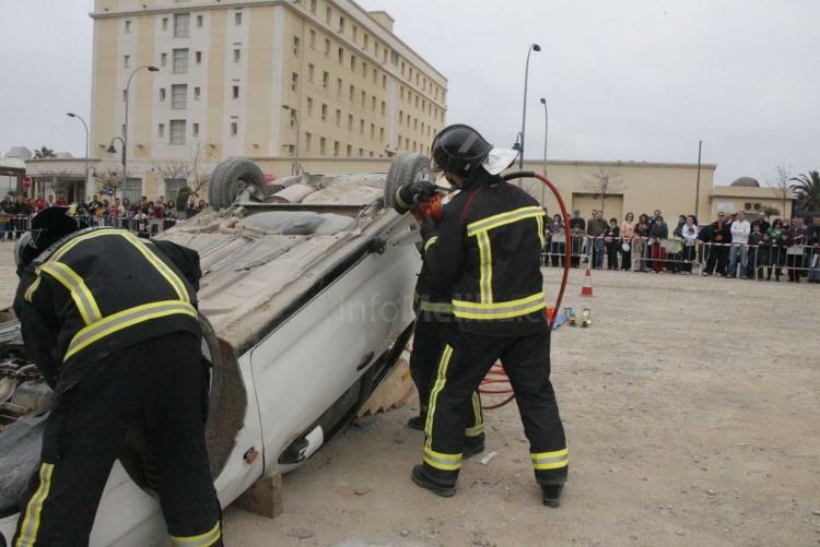 Los bomberos de Melilla muestran su profesionalidad en una exhibición