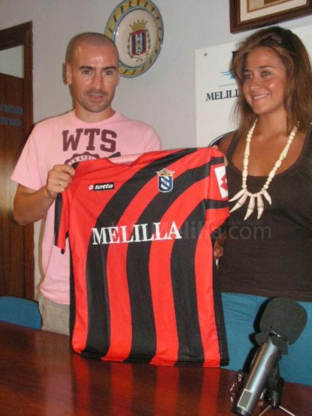 Zamorano, junto a Sofía Acedo, con la segunda equipación