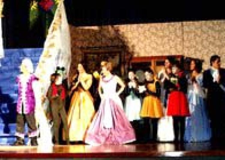 Arrabal deslumbra a los melillenses con la puesta en escena de La Cenicienta