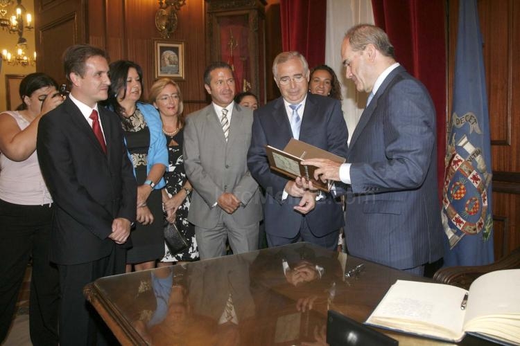El ex presidente de Andalucía instará a Griñán a acelerar los trámites para la firma del convenio con Melilla
