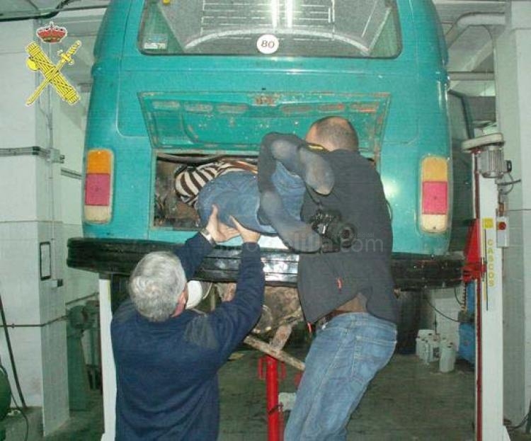 Hallan en el doble fondo de un vehículos a tres mujeres inmigrantes, una de ellas menor de edad