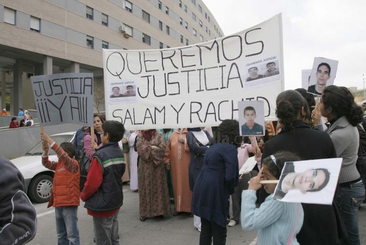 Alrededor de 500 melillenses participan en la manifestación para pedir justicia para Rachid y Salam