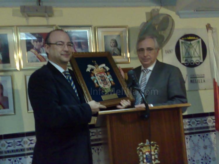Imbroda visita la Casa de Melilla en Almería y promueve un encuentro cultural con su alcalde