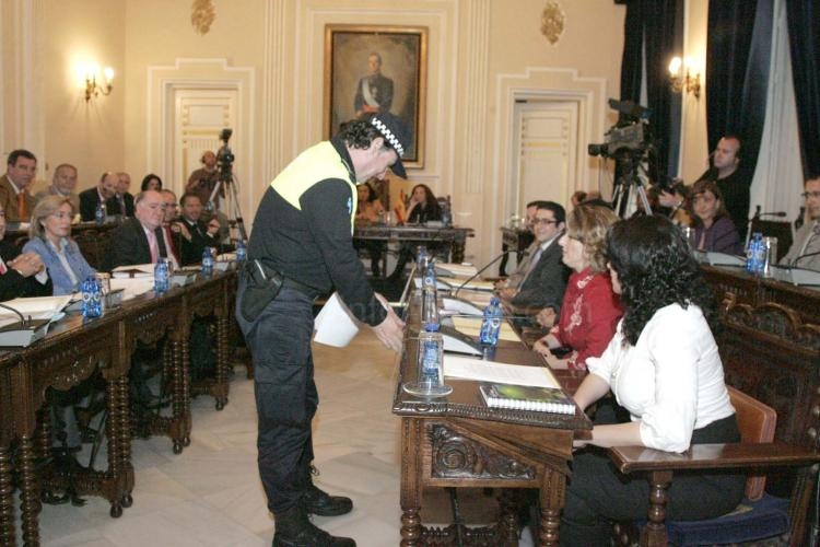 Melilla celebra un nuevo Pleno de Control polémico marcado por las protestas de la oposición