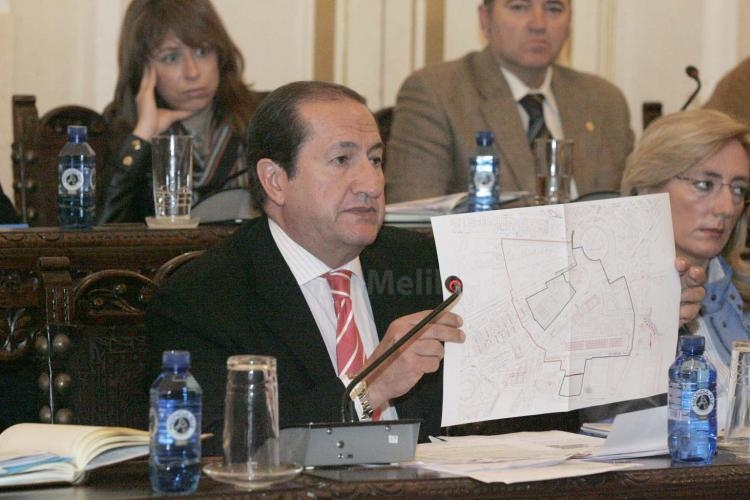 El PSOE califica de "corruptela" el proyecto de 'Isla de Talleres', mientras el Gobierno le avisa de que acudirá a los tribunales