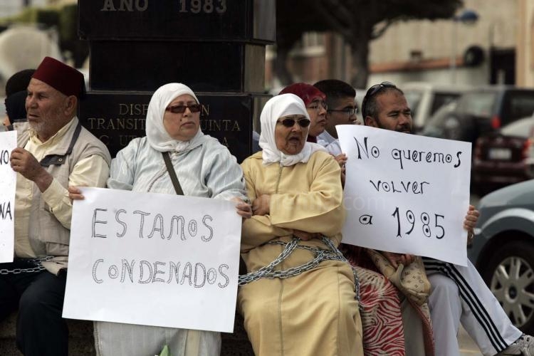 La familia del preso en huelga de hambre se encadena a un monolito en Melilla como señal de protesta por el proceso de extradición a Marruecos