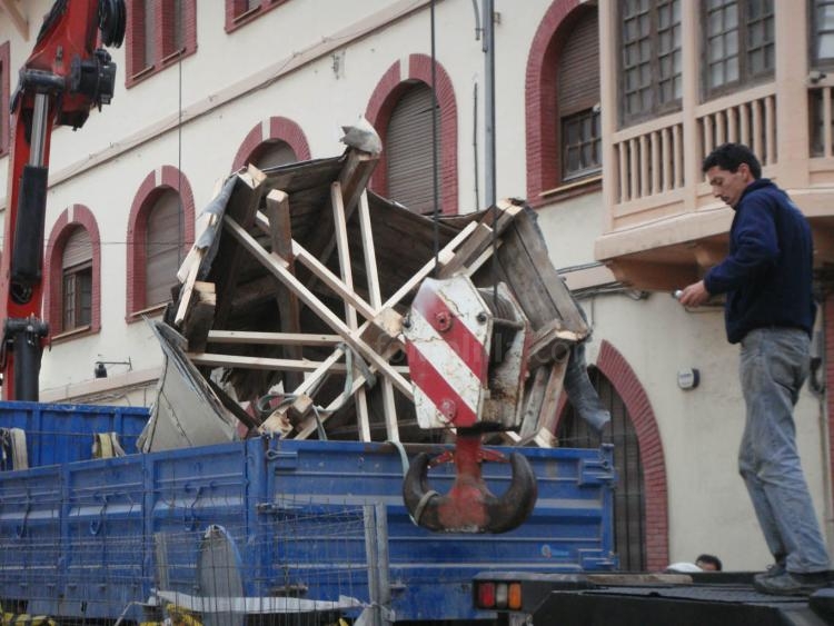 Retiran la cúpula de la iglesia del Sagrado Corazón de Melilla para su restauración