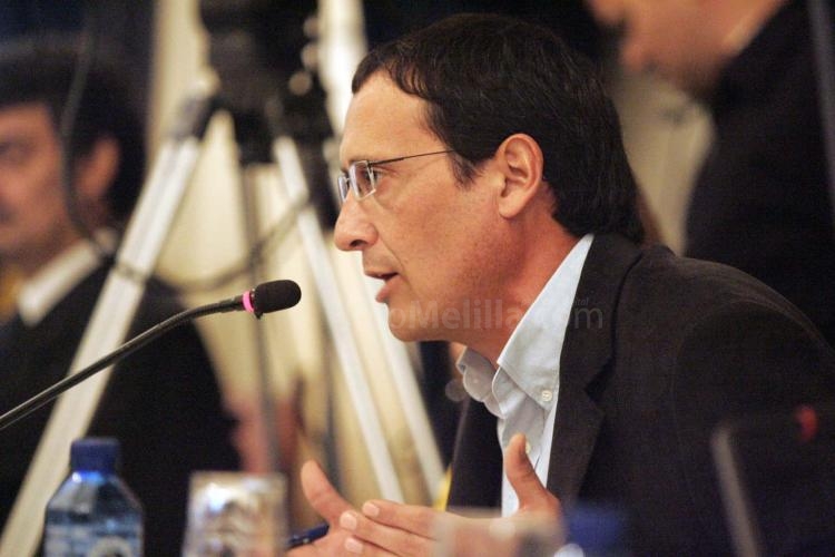 Imbroda reitera su compromiso de seguir luchando por solucionar los problemas del transporte aéreo mientras critica la "ineficacia" del Estado