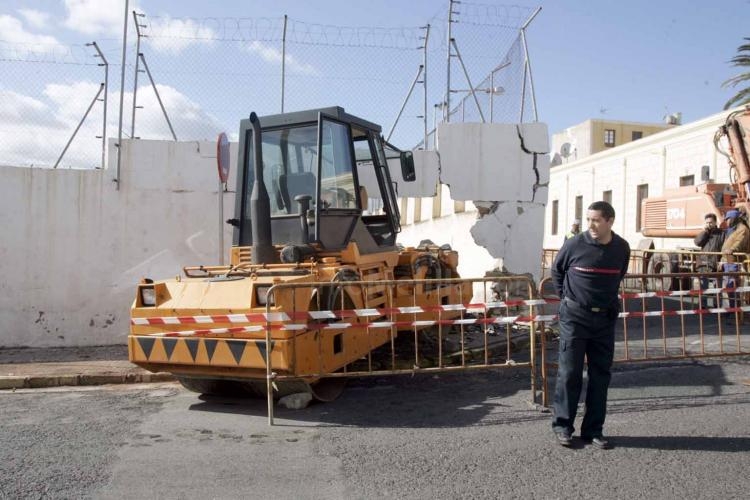 Una apisonadora pierde el control y se estrella contra el muro de un cuartel en Melilla