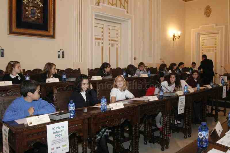 Los niños hacen de la política un juego en el Día Internacional de la Infancia
