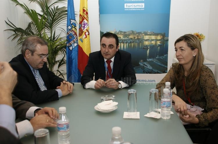 Mateo con representantes de Acciona Transmediterranea