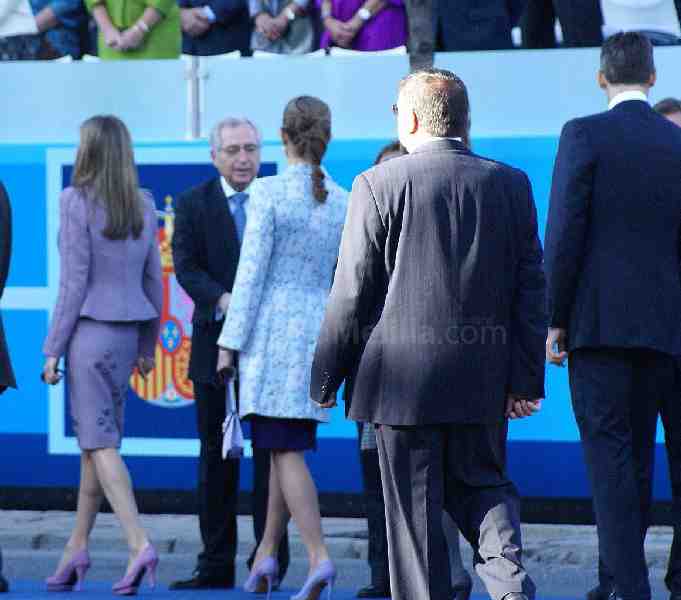 Imbroda asiste a un desfile de la Fiesta Nacional con una alta presencia de melillenses