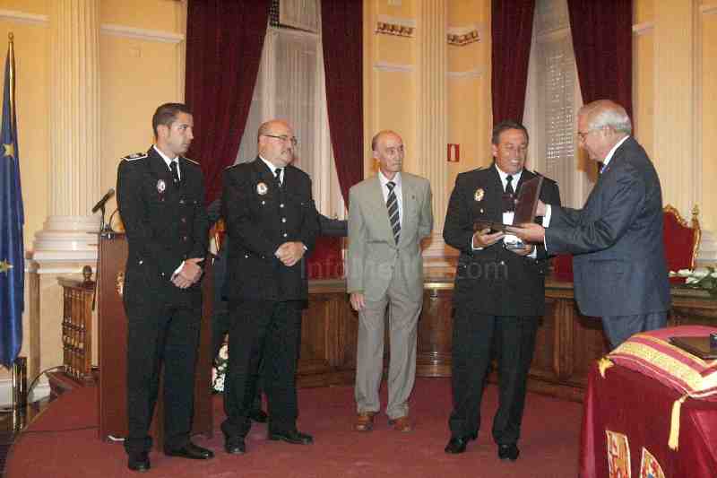 La 'Gota de Leche', la Policía Local y la Unidad de Trasplantes del Hospital reciben la Medalla de Oro de Melilla en el día de su 512 aniversario