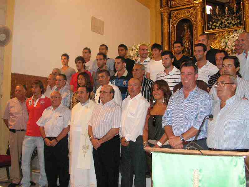 Posando en el altar delante e la Patrona