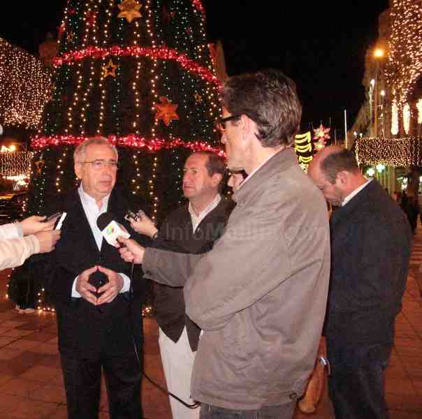 Casi un millón de microbombillas de colores traen la Navidad a las calles de Melilla