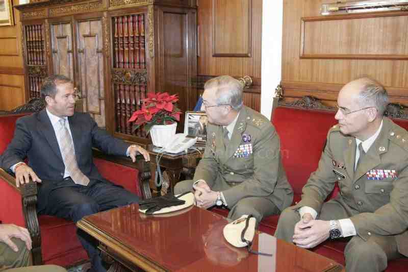 En su visita a la Ciudad Autónoma de Melilla, con el presidente accidental, Miguel Marín.