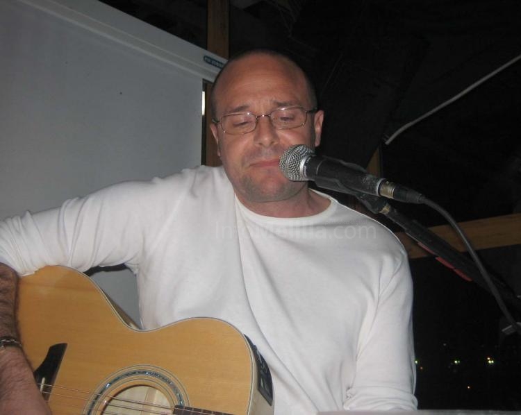 El señor de las guitarras.