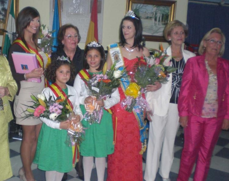 Homenaje a las madres y relevo de la belleza oficial en la Casa de Melilla en Almería