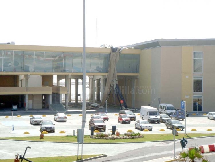 Se desprende parte del techo de la Estación Marítima debido al fuerte viento