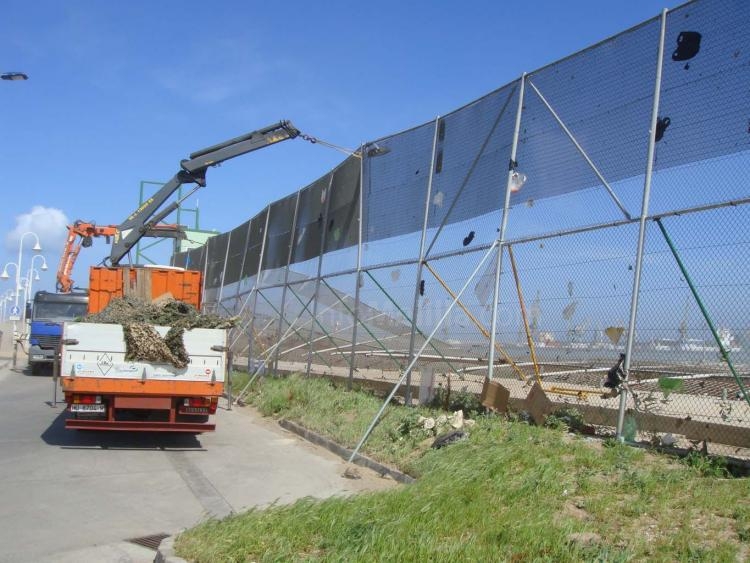 El fuerte viento provoca el derribo de parte de la valla fronteriza en la zona del Dique Sur