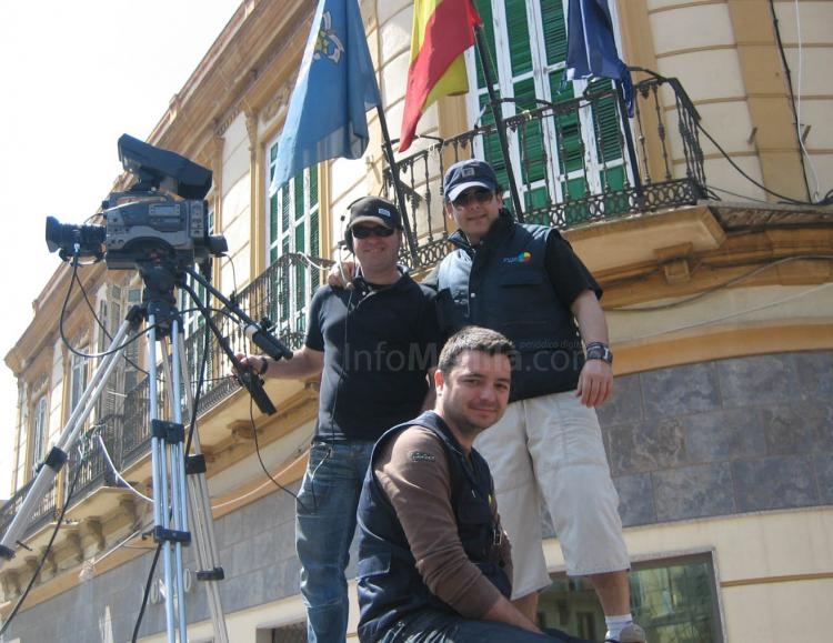 Los entusiastas técnicos de Televisión Melilla.