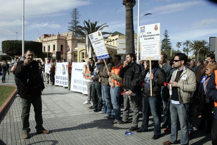 Una treintena de policías protestan por la situación en la frontera de Melilla
