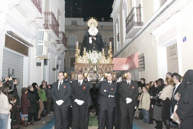 Cielos algo nubosos y temperaturas en descenso marcan la jornada en la que se conmemora la muerte de Jesucristo