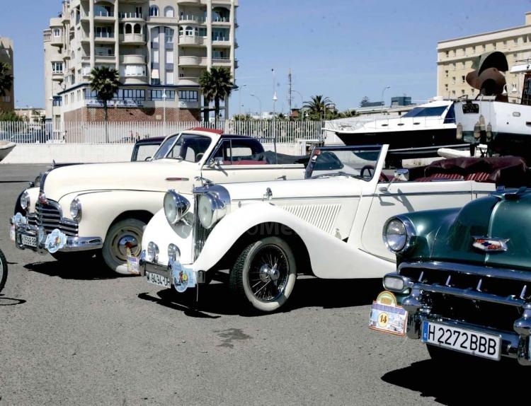 Una treintena de vehículos antiguos celebran en Melilla el centenario de la primera matriculación en la ciudad
